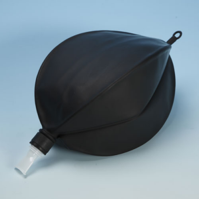 Balão respiratório autoinflável preto com válvula branca sobre fundo azul claro