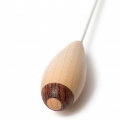 Objeto com ponta oval de madeira clara e detalhe circular em madeira escura com haste branca