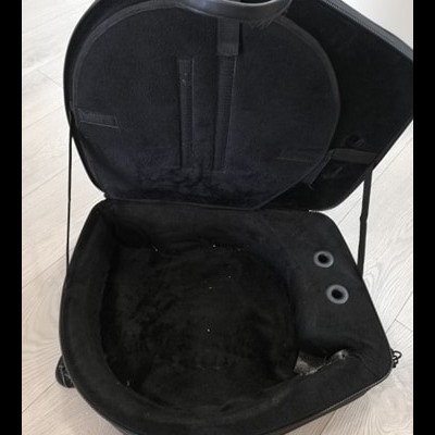 Mala de viagem preta aberta com interior em tecido macio e dupla ilhós na base.