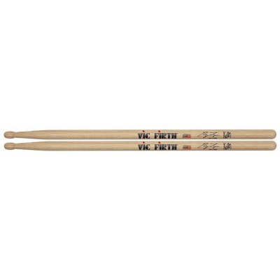 Conjunto de duas baquetas para bateria Vic Firth em madeira clara com texto impresso