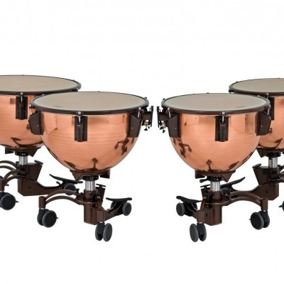 Conjunto de quatro timbales em cobre com suportes e rodas