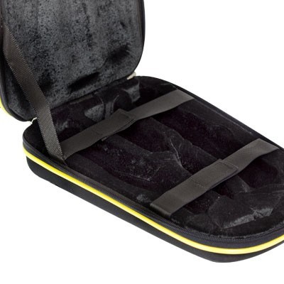 Estojo rígido preto com interior aveludado e tiras elásticas