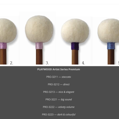 Cinco baquetas de xilofone com cabeças de feltro bege e cabos coloridos em tons de roxo e azul, numeradas de 1 a 5.