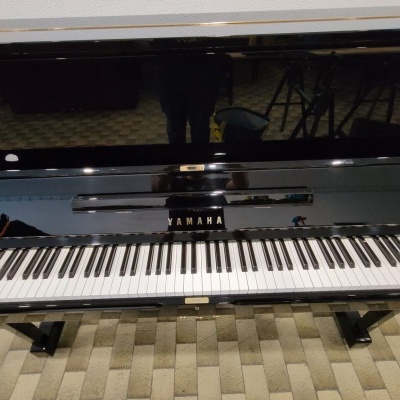Piano vertical preto YAMAHA com teclado branco e preto