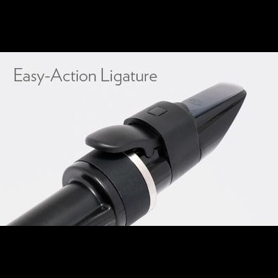 Parte superior de instrumento musical em preto com detalhe metálico prateado e texto Easy-Action Ligature