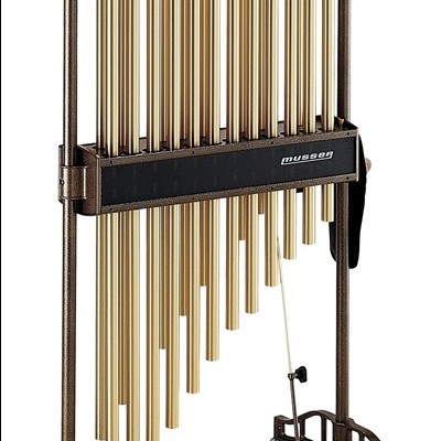 Instrumento musical de tubos dourados montados em estrutura metálica com rodas e placa MUSSER