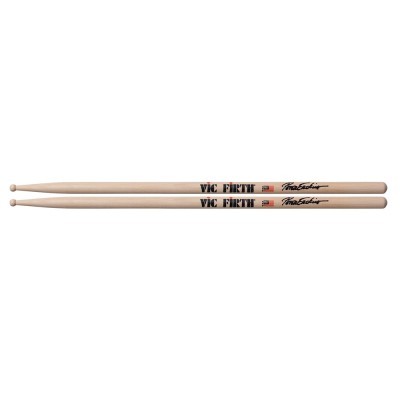 Par de baquetas VIC FIRTH de madeira clara com texto preto e vermelho