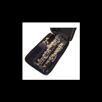 Estojo preto aberto com dois clarinetes prateados em interior acolchoado