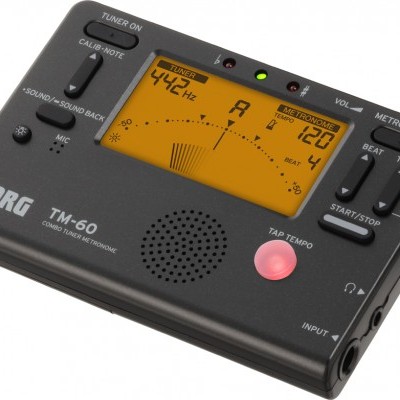 Afinador e metrónomo digital KORG TM-60 preto com visor laranja e botão vermelho
