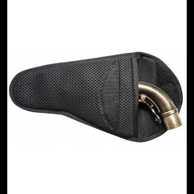 Estojo preto em malha com peça metálica curva prateada