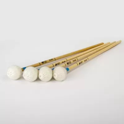 Quatro baquetas de percussão com cabeças brancas e cabos de madeira clara