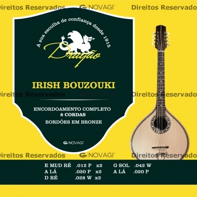 Instrumento musical Irish Bouzouki com 8 cordas e etiqueta verde promocional.