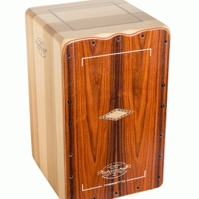 Cajón musical de madeira clara e escura com detalhes e texto na frente
