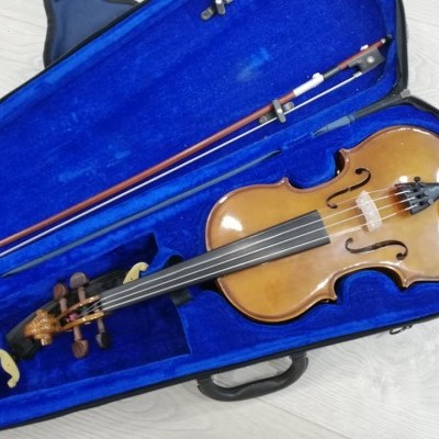 Violino em case preta com interior azul e arco