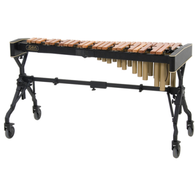 Marimba com teclas de madeira e estrutura preta sobre rodas