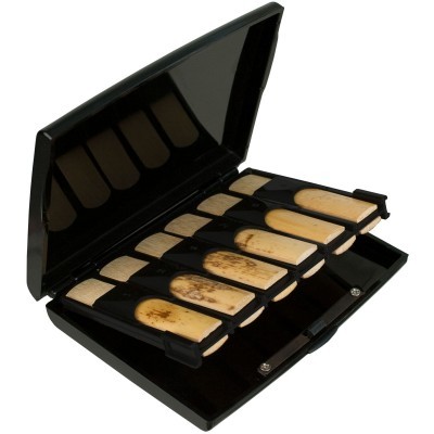 Conjunto de seis palhetas de madeira clara em estojo preto aberto com tampa refletora interior