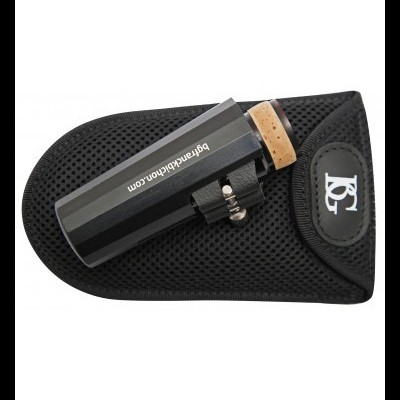 Estojo preto com palheta preta e rolha sobre ele