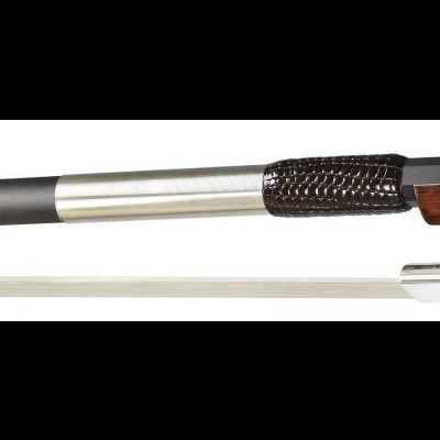 Arco de violino com madeira castanha, crina branca e inscrição ARCUS T-5