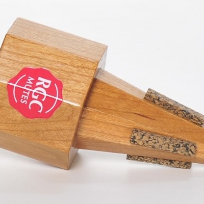 Campainha de madeira com etiqueta vermelha RGC MUTES