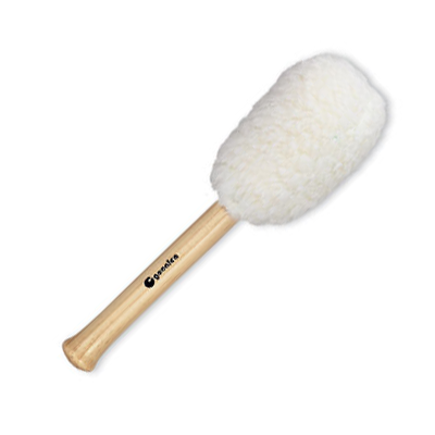Escova de limpeza com cabo de madeira e cabeça felpuda branca.