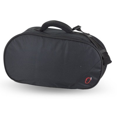 Mala de transporte preta oval com alça acolchoada e pequena inscrição vermelha