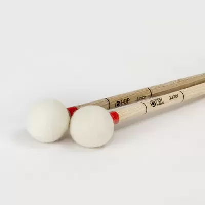 Dois baquetes para percussão de madeira com cabeça branca e vermelho detalhe