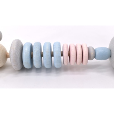 Anel de contas de madeira em tons pastel cinza, azul e rosa