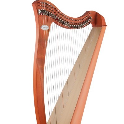 Harpa acústica de madeira castanha clara com cordas metálicas e etiqueta SUGA