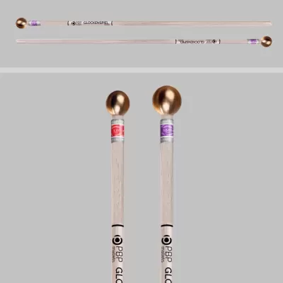 Duas baquetas de percussão com cabeças douradas e corpo de madeira clara