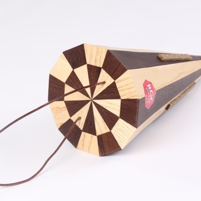 Saca-rolhas cónico em madeira com padrão castanho e natural e pega em corda