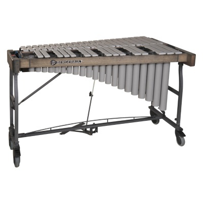 Marimba Bergerault com teclado de madeira cinzenta e estrutura metálica com rodas.
