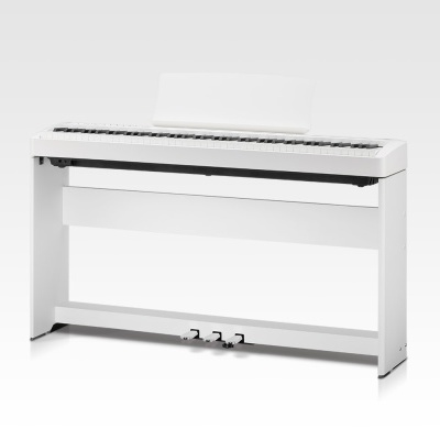 Piano digital branco com 88 teclas e três pedais numa estrutura simples