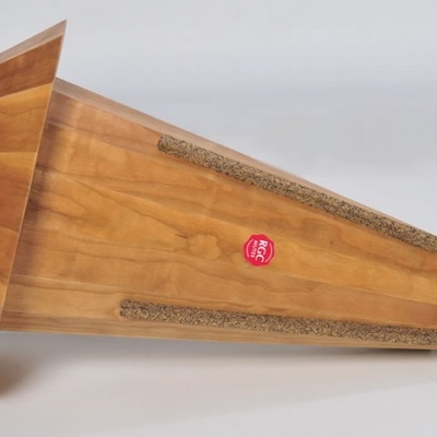 Campânula de madeira em cone com tiras de cortiça e etiqueta vermelha