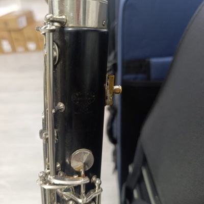 Clarinetes preto com detalhes metálicos em ambiente interno