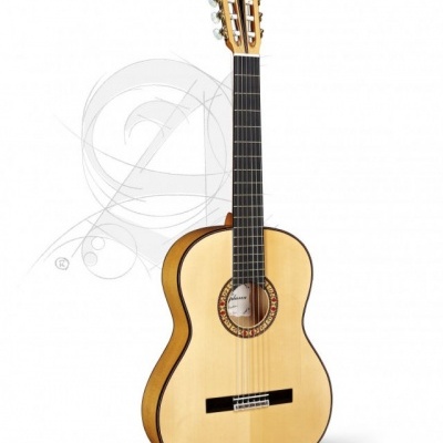 Guitarra clássica de madeira clara com tampo liso e roseta decorativa