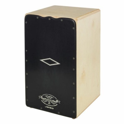 Cajón musical em madeira clara com frente preta e logotipo branco