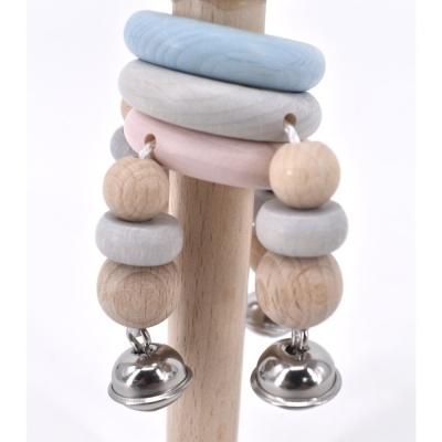 Brinquedo de madeira colorido com sinos prateados pendurados