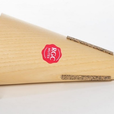 Bloco de madeira cónico com etiqueta RGC MUTS, cortiça e corda preta sobre fundo branco