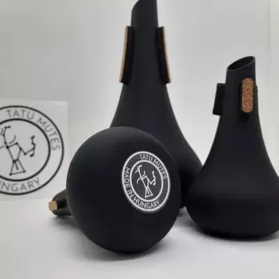 Conjunto de três acessórios musicais pretos com logótipos TATU MUTES MADE IN HUNGARY