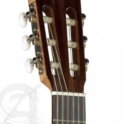 Cabeça de guitarra clássica em madeira escura com tarraxas brancas e letra A