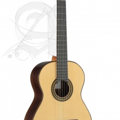 Guitarra clássica em madeira clara e escura com braço preto