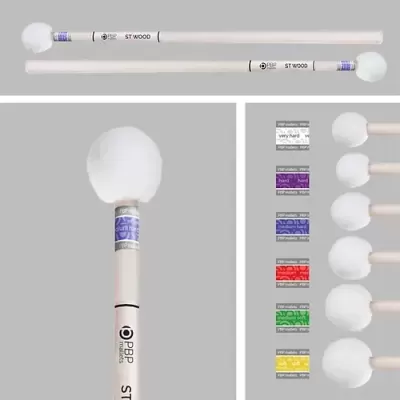 Baquetas de percussão brancas com cabeças felpudas e rótulos coloridos indicando durezas