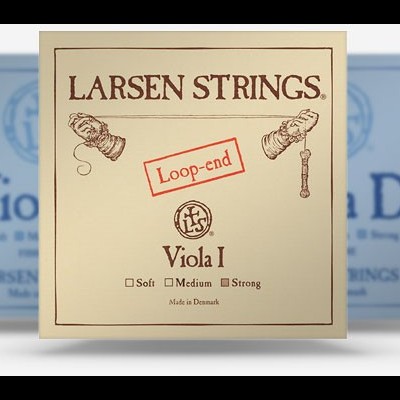 Pacote creme de cordas para viola Larsen Strings com detalhe Loop-end em vermelho, sobre pacotes azuis desfocados ao fundo.
