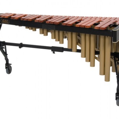 Marimba com teclas de madeira e estrutura preta em fundo branco