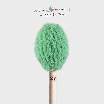 Baqueta de percussão com cabeça verde felpuda e cabo de madeira clara