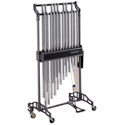 Campainha tubular musical em suporte móvel de metal com rodas.