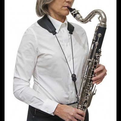 Pessoa a tocar clarinete baixo preto com detalhes metálicos usando correia preta