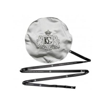 Touca de cetim cinza com brasão e cordão preto impresso