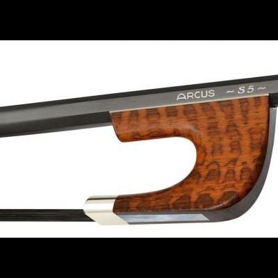 Arco de violino com empunhadura de madeira castanha texturizada