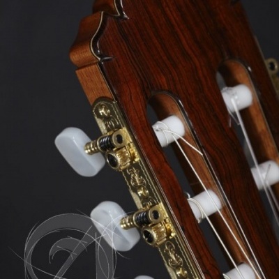 Cabeça de guitarra clássica em madeira escura com cravelhas brancas